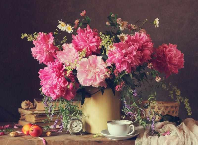桌子上美丽的牡丹花束