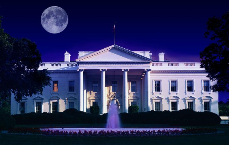 黑夜下灯光照耀下的白宫