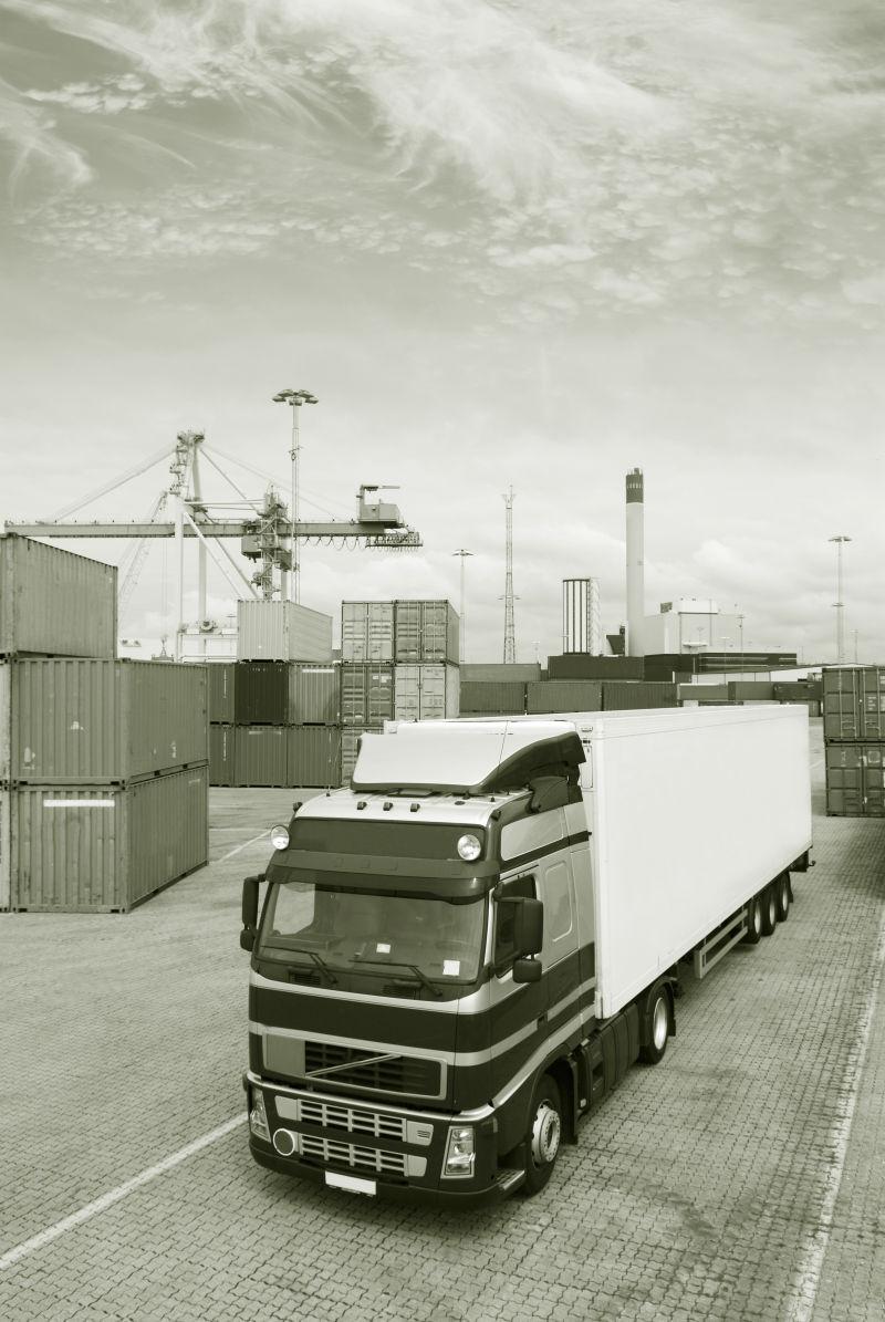 大型卡车停泊在商业港口等待装载