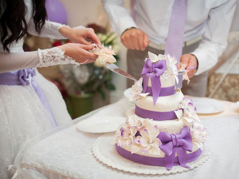 婚礼新娘新郎切蛋糕