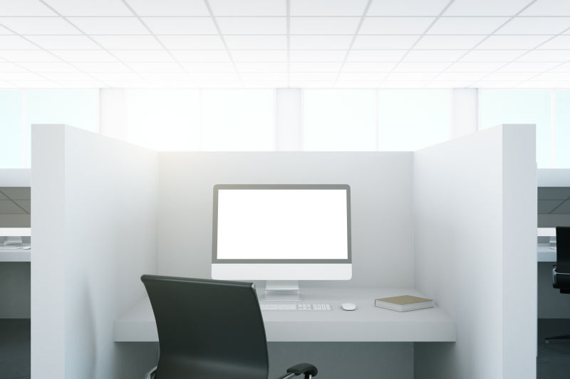 工作室桌上的空白屏幕电脑