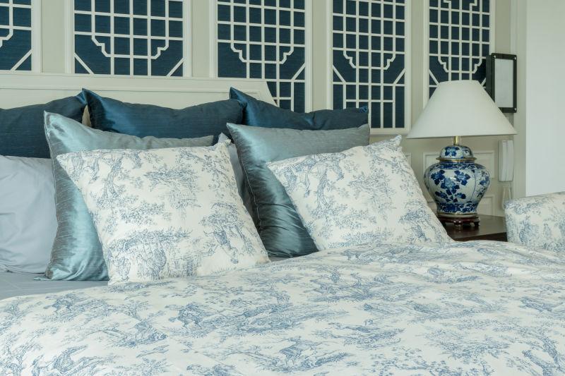 床上有蓝色枕头和中式灯的古典风格卧室