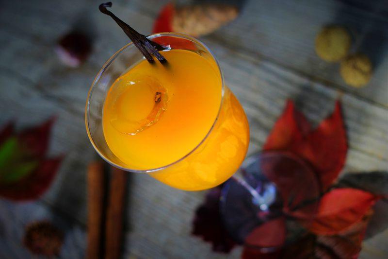 高脚杯里的橙色果汁