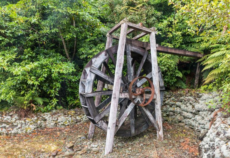 废弃的旧木水轮