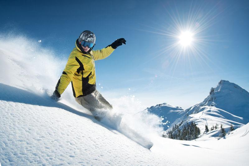 阳光下的滑雪人在滑雪