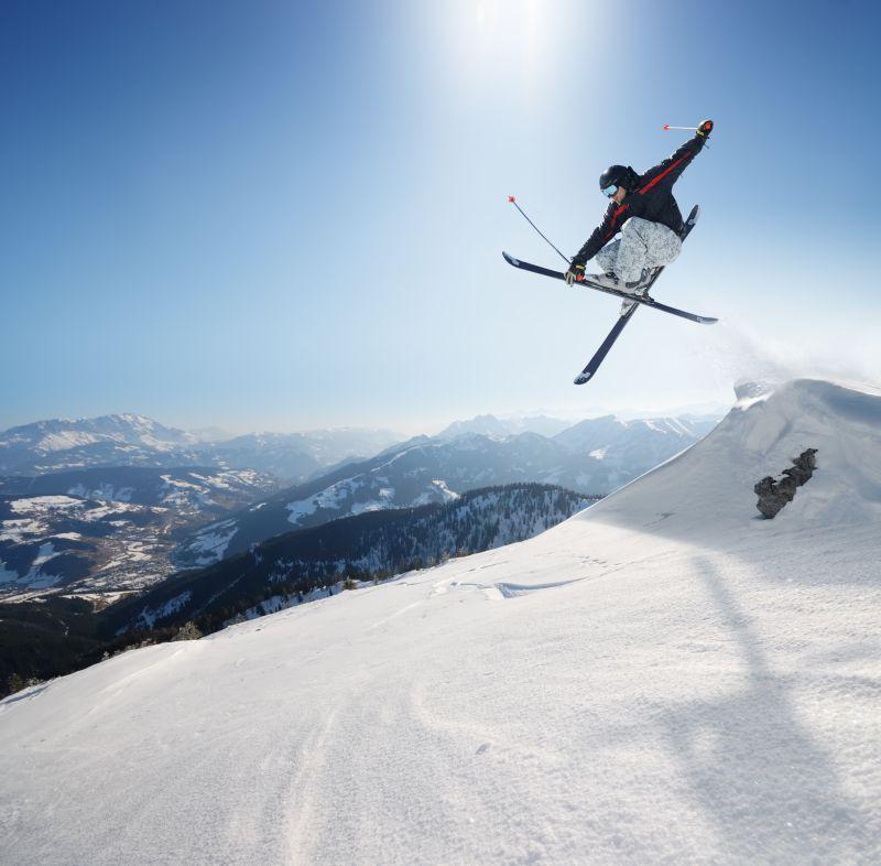 阳光下跃起的滑雪人