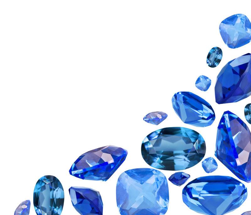 白色背景下不停形状大小的海蓝宝石