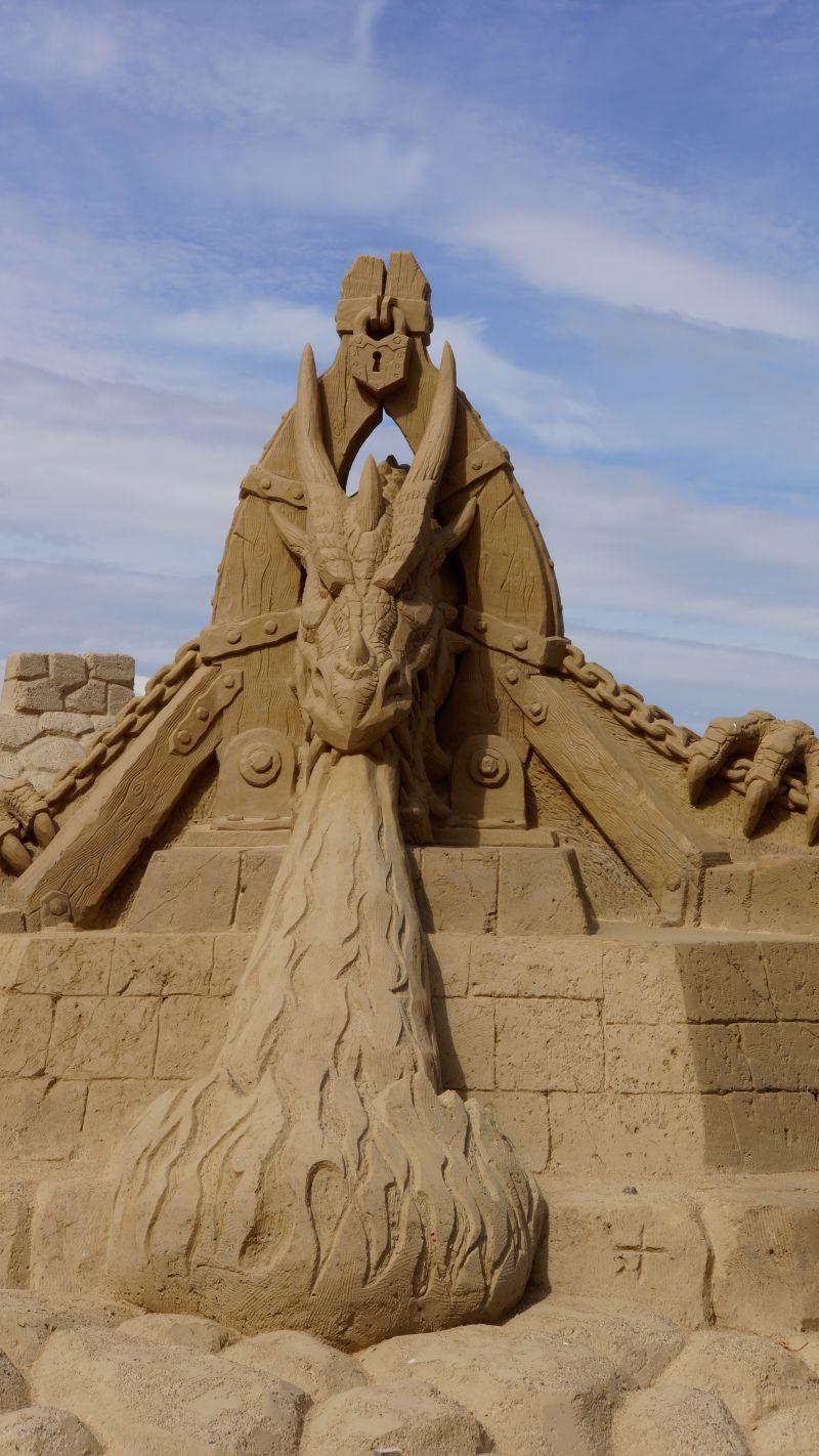海边沙滩上的创意艺术沙子雕塑