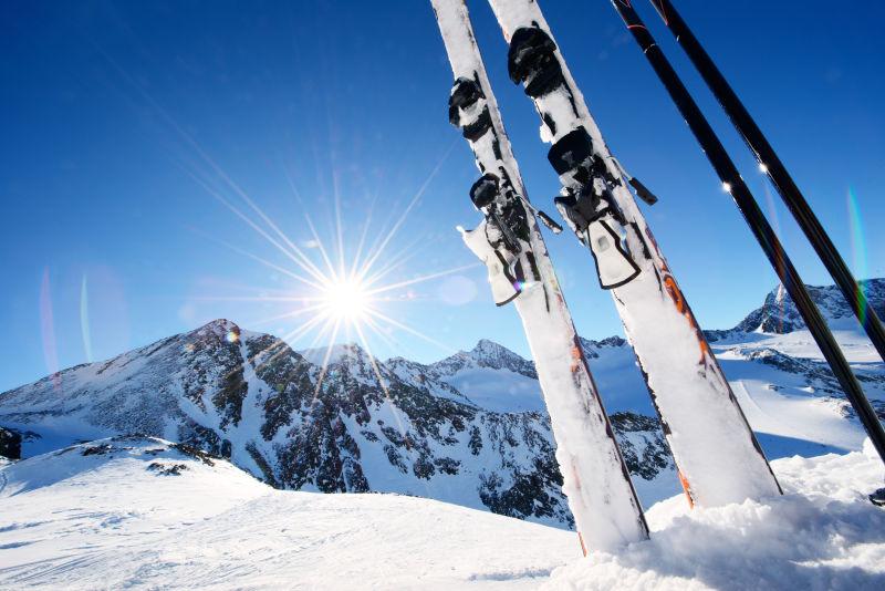 高山雪地冬季滑雪装备