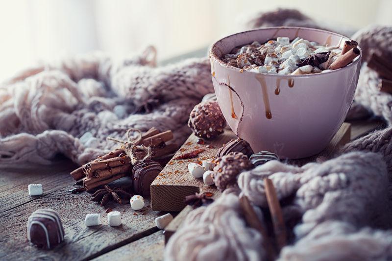 用热巧克力或可可和棉花糖组成的圣诞节装饰