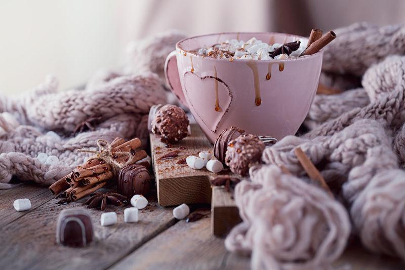 木桌上的用热巧克力与可可和棉花糖装饰的圣诞节