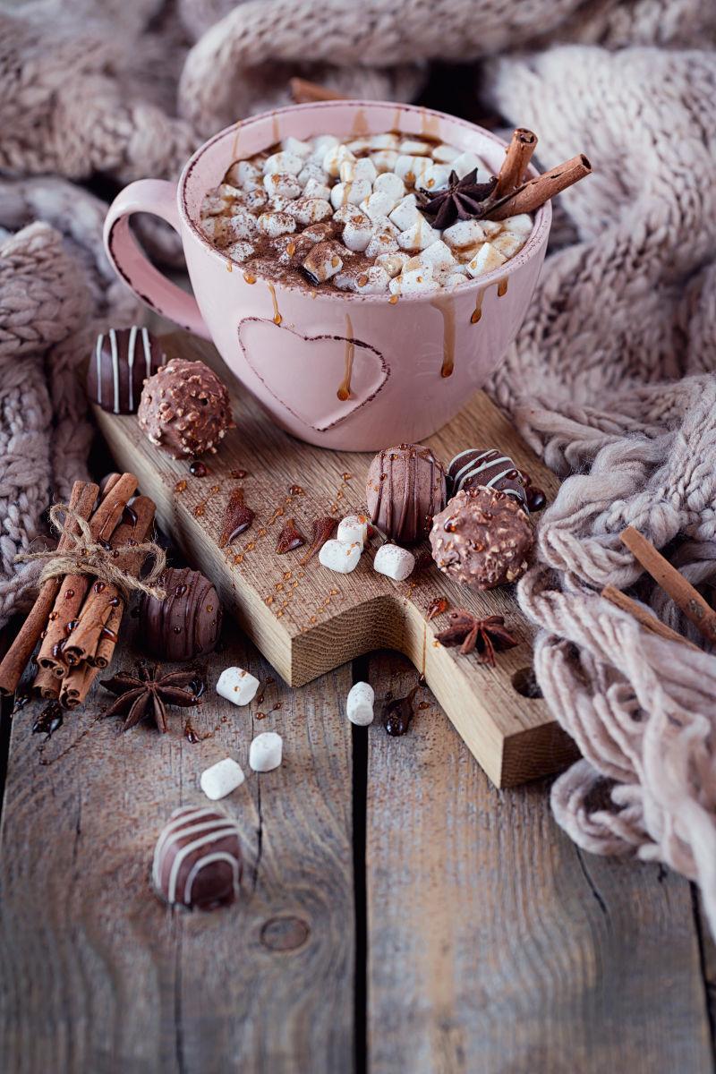 圣诞节或新年用热巧克力或可可和棉花糖组成