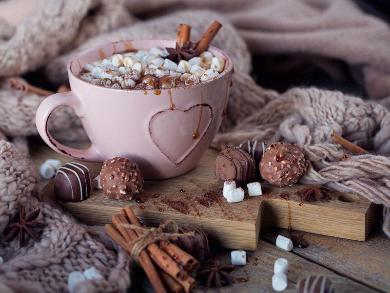 圣诞节或新年用热巧克力与可可和棉花糖组成