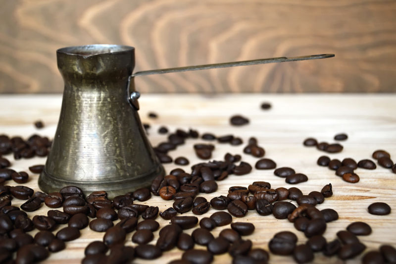 散落的咖啡豆与咖啡壶