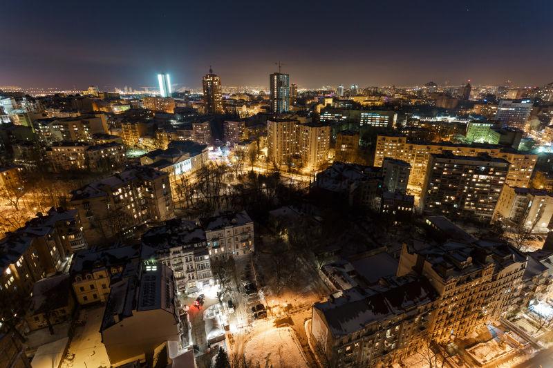夜间在Kyiv城市的建筑物夜景