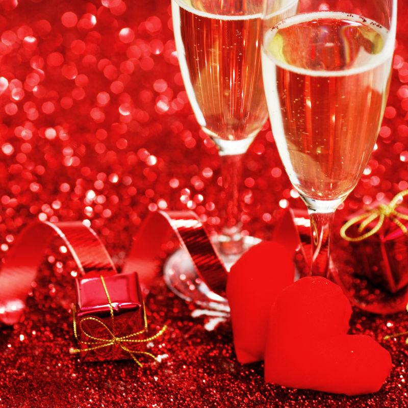情人节香槟和装饰缎带和心