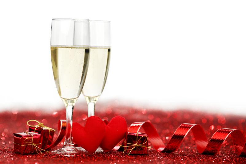 情人节两杯香槟和红色装饰