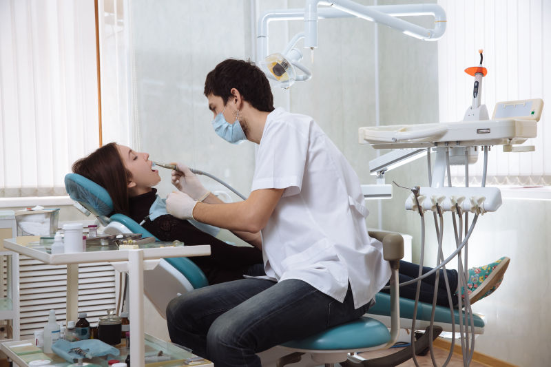 牙科医生为病人治疗牙病