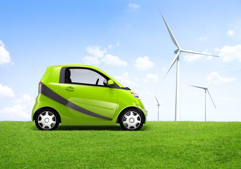 绿色草坪上的充电汽车