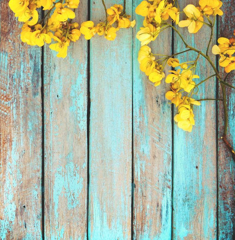 黄色的花朵在旧的木板上