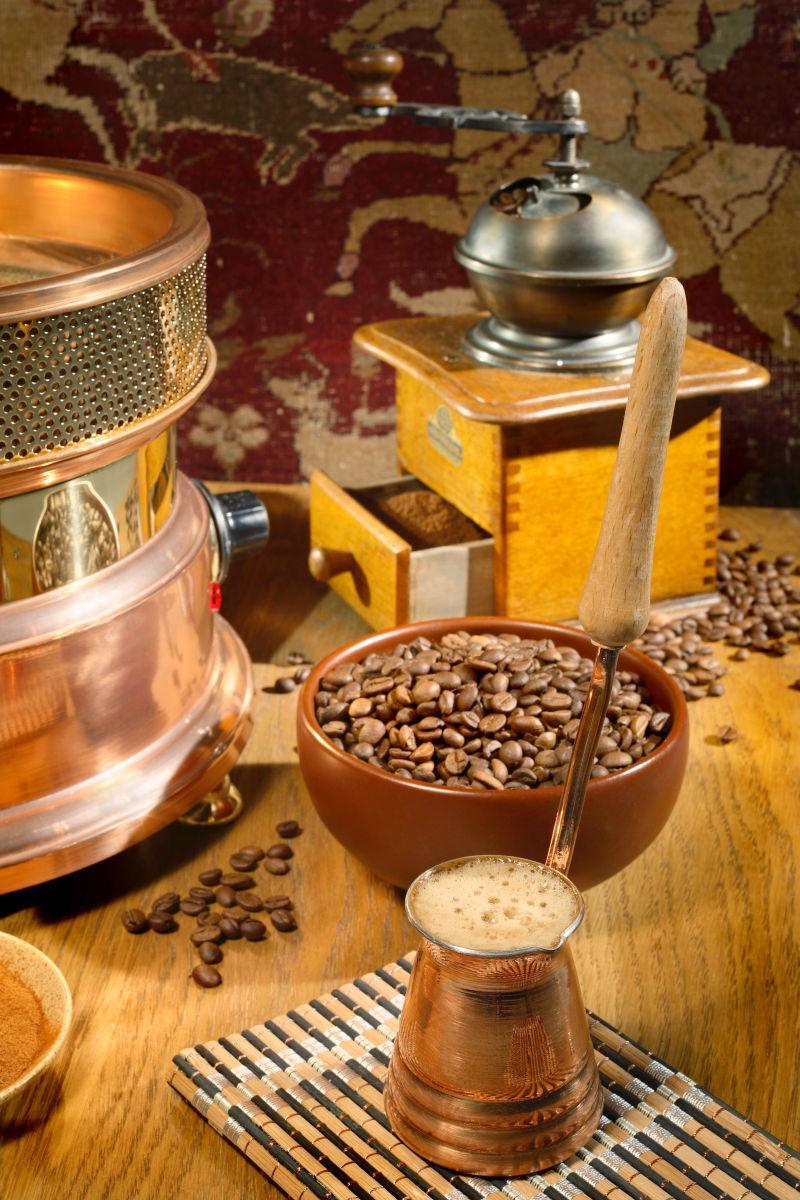 木桌上的咖啡豆和美味的咖啡