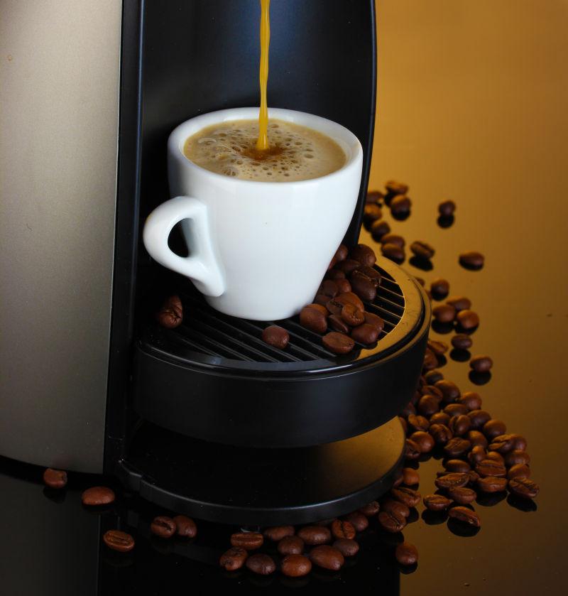 咖啡机上的美味咖啡
