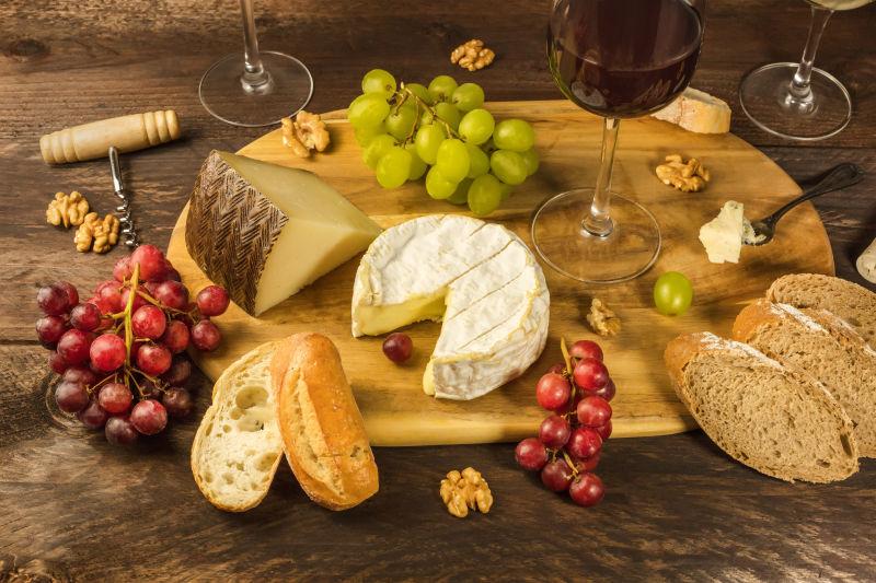 奶酪面包和葡萄配葡萄酒