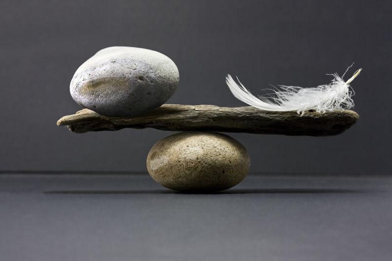 羽毛与石头的平衡