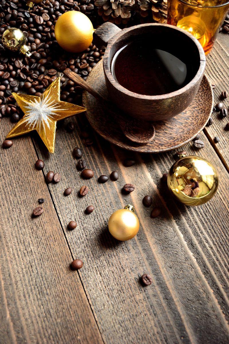 木桌上的咖啡和圣诞饰品