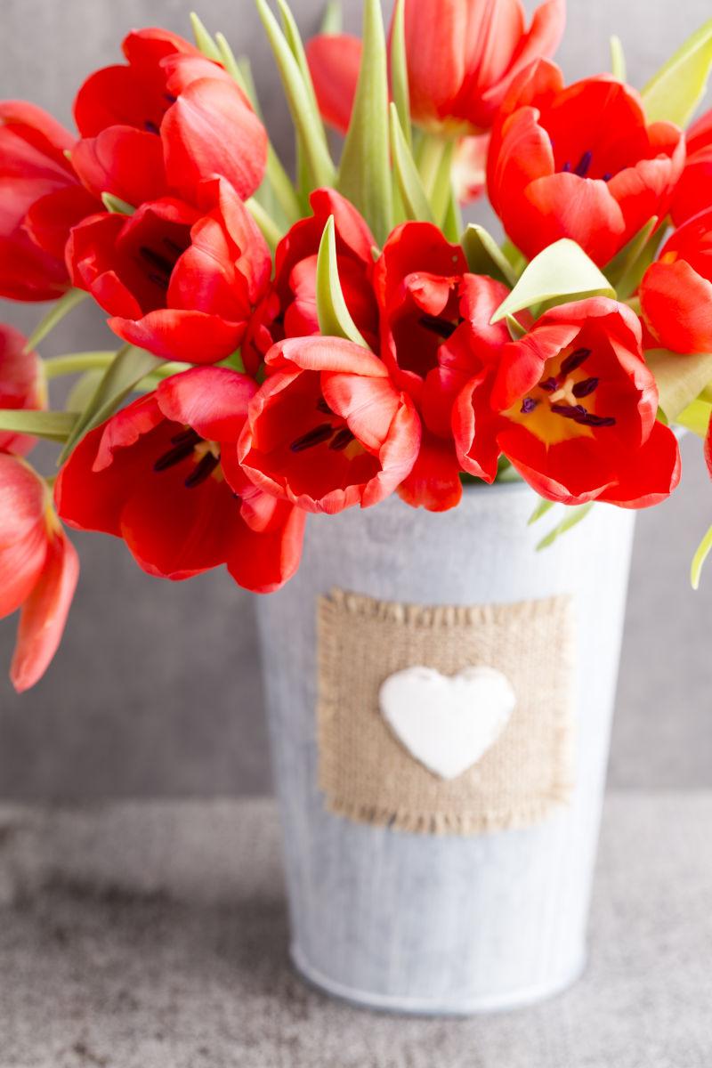 花瓶里美丽的红色郁金香花束