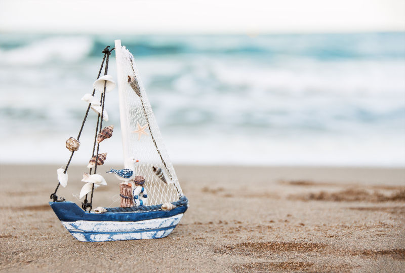 海边沙子上的玩具船