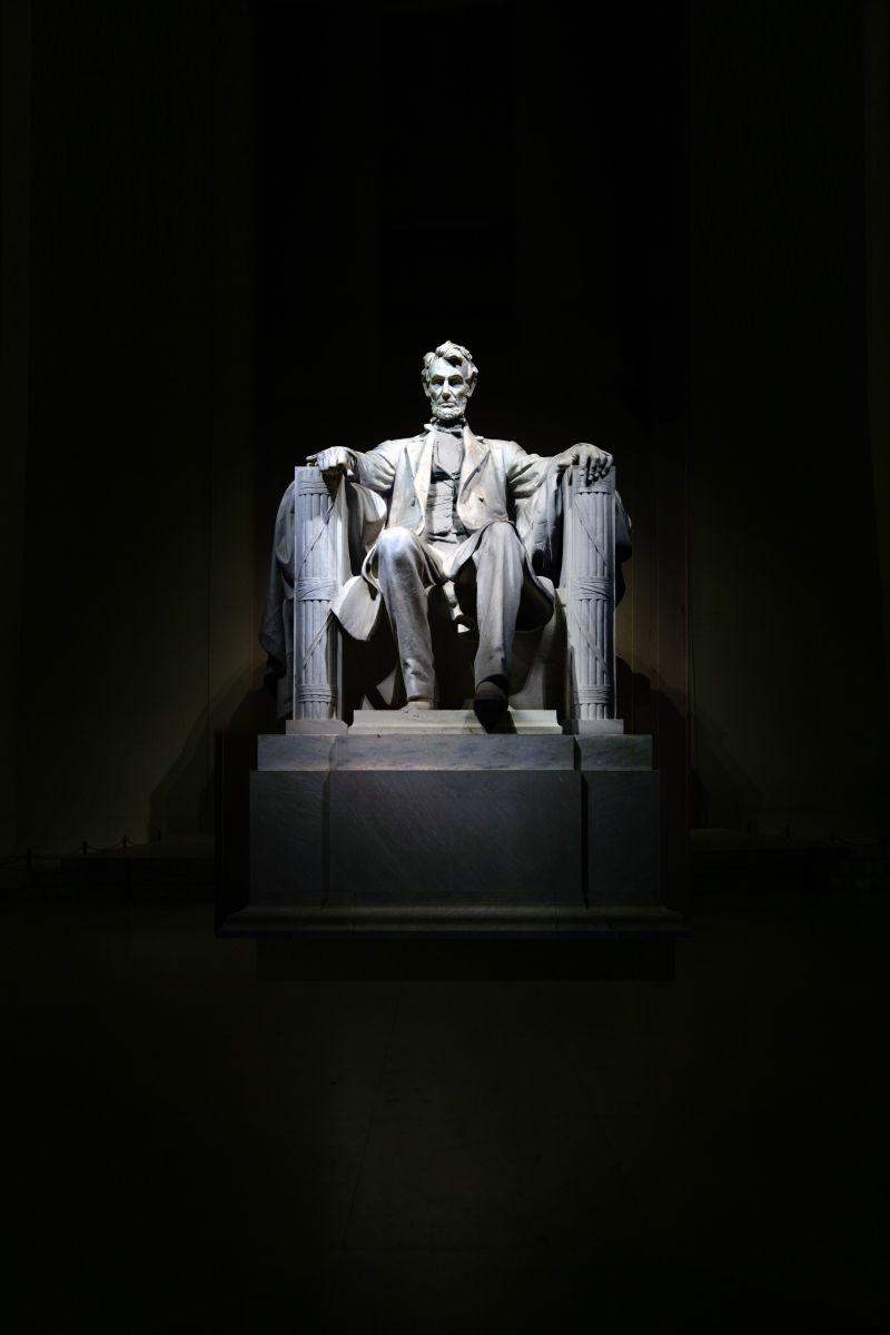 夜晚的林肯雕像