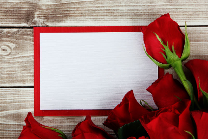 红白的卡片和红色玫瑰