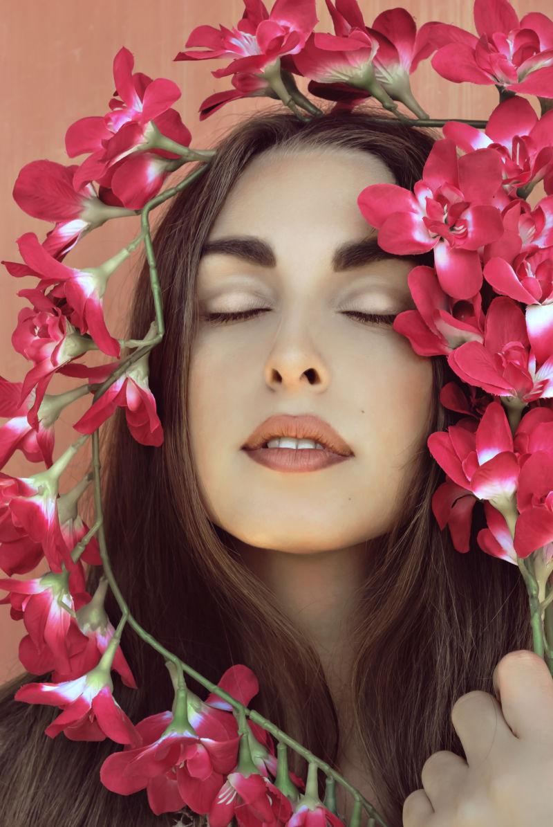 闭着眼睛的美女与花朵