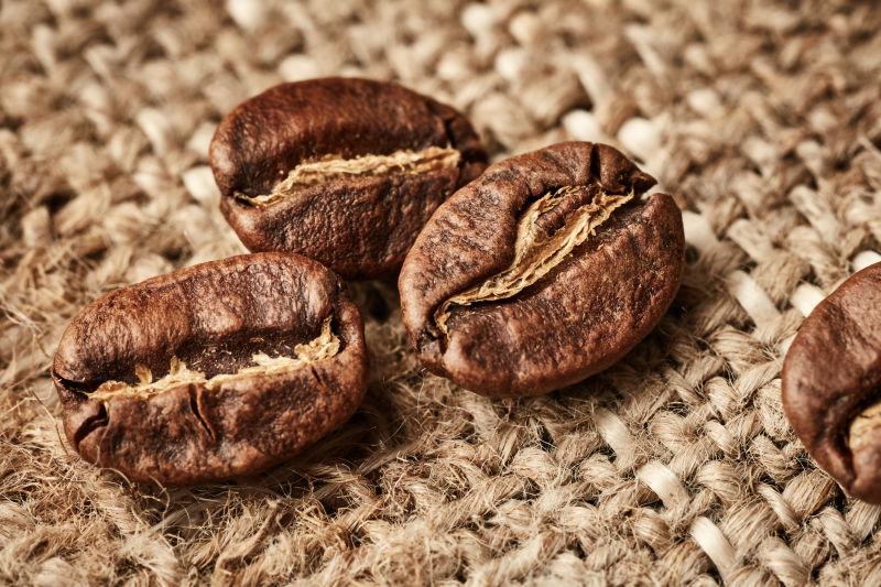 粗亚麻织物上的几粒咖啡豆