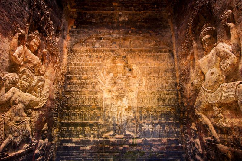 柬埔寨庄严的佛像