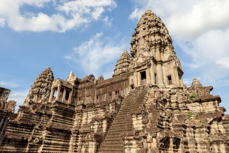 蓝天白云下的柬埔寨地标建筑吴哥窟