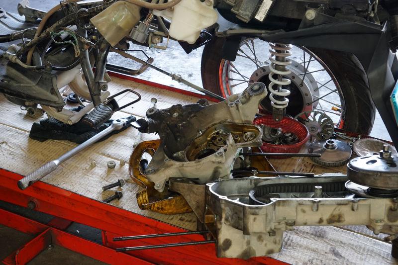 车库时修理损坏摩托车的框架