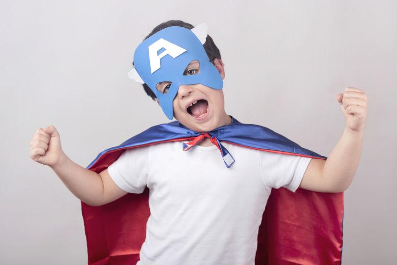 小孩装扮成超级英雄