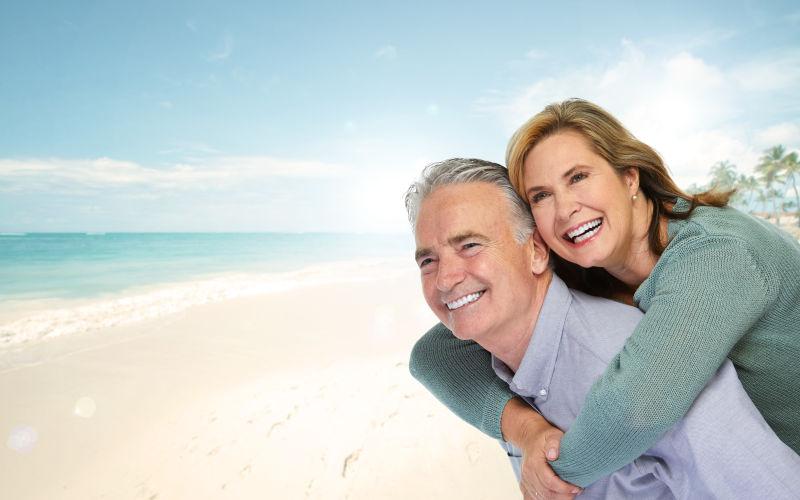 在海滩上的老年夫妇