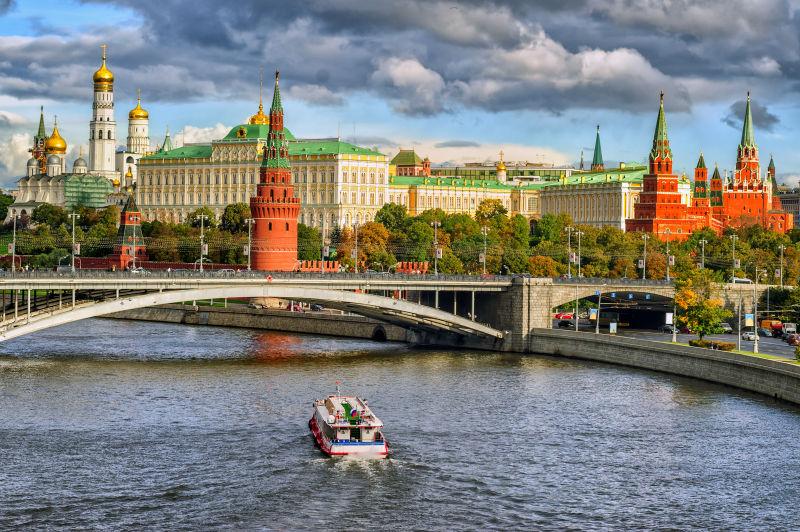 俄罗斯莫斯科河上的克里姆林宫红塔和白塔