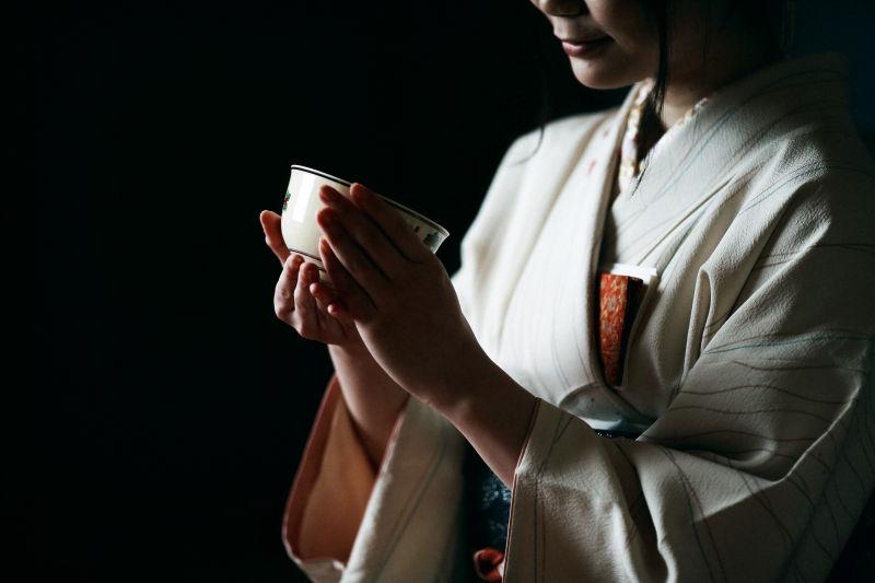 黑暗环境中拿着碗的日本女人
