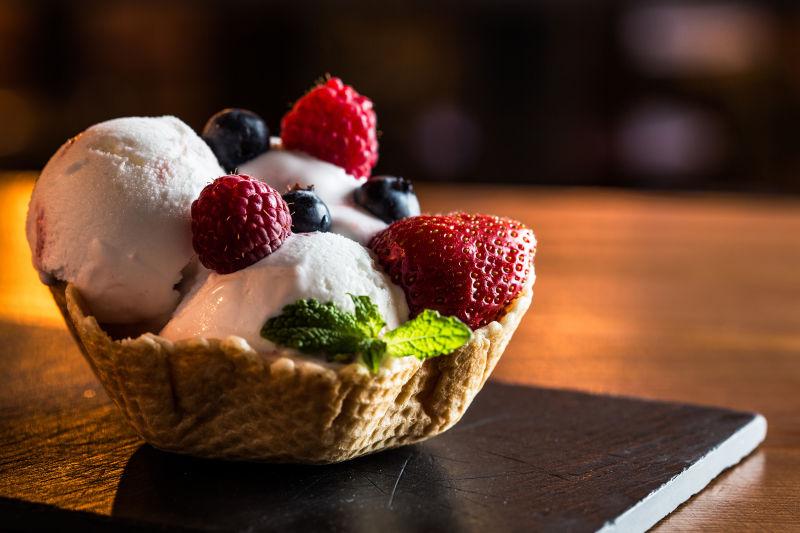 餐厅木桌上美味的草莓冰淇淋