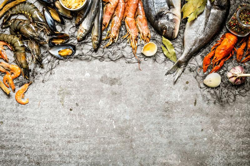 石质背景渔网上的新鲜海鲜食材
