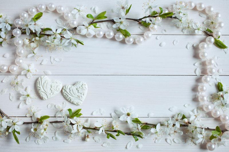 木板上的枝条与花朵装饰