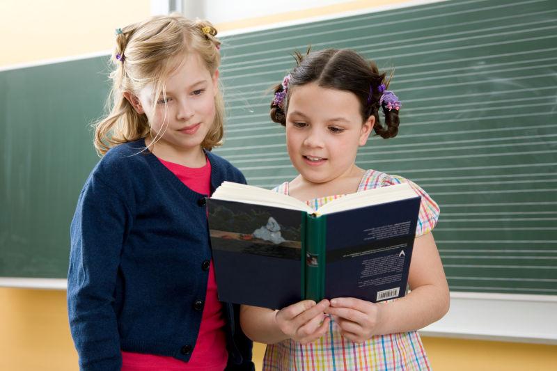 两个女孩读书