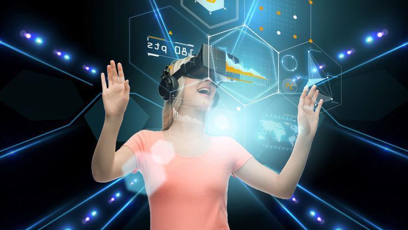 女子体验VR虚拟与现实