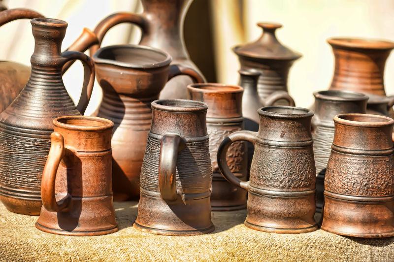 市场上有很多不同的陶瓷瓷器