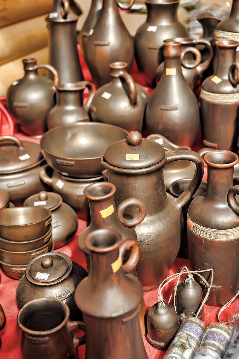 路边市场上的传统陶瓷壶