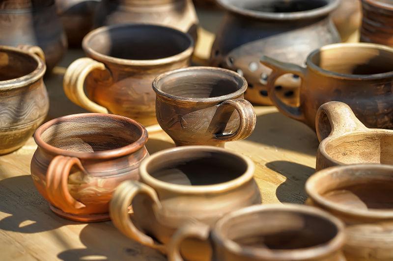 市场上的不同陶瓷瓷器